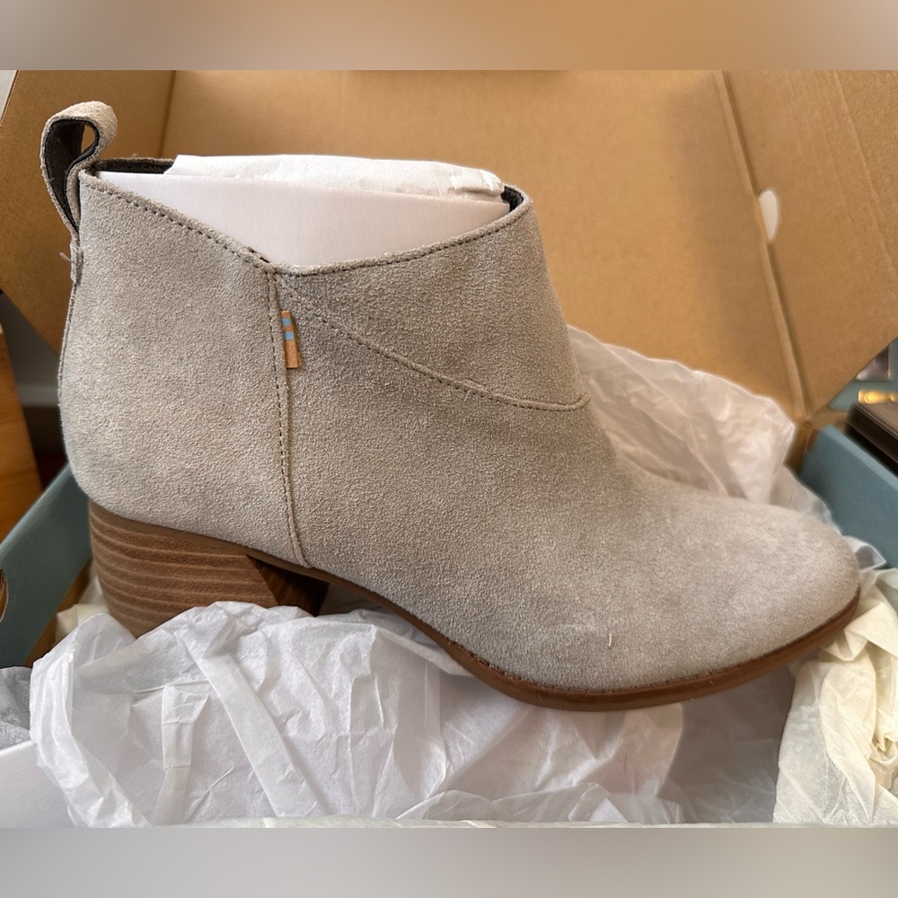 Leilani Toms suede 8.5 light grey booties brand new